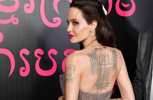 Λαμπερή και με εντυπωσιακό φόρεμα που αποκάλυψε σχεδόν όλα τα τατουάζ της η Αντζελίνα Τζολί