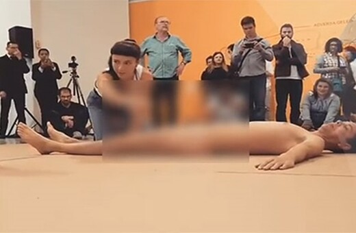 Αντιδράσεις για τη γυμνή περφόρμανς καλλιτέχνη στη Βραζιλία επειδή άφησε να τον αγγίξει ένα κορίτσι 4 ετών