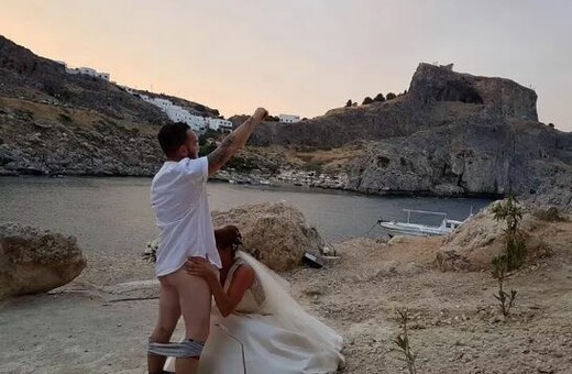 Ζευγάρι στη Ρόδο μιμήθηκε τη γαμήλια φωτογράφιση με το στοματικό σεξ που έγινε viral