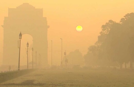 Ψεκάζουν με νερό πάνω από το Νέο Δελχί για να αντιμετωπίσουν την ατμοσφαιρική ρύπανση