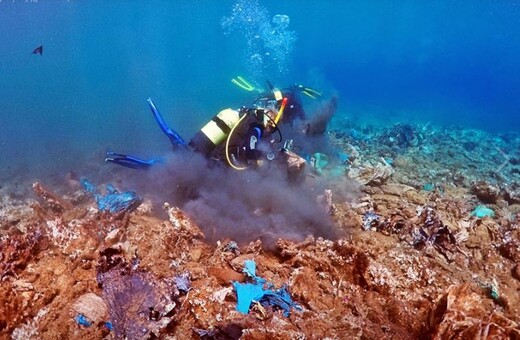 Έχετε δει ποτέ έναν κόλπο γεμάτο «πλαστικά κοράλλια»; - Μια θλιβερή εικόνα στο βυθό της Άνδρου