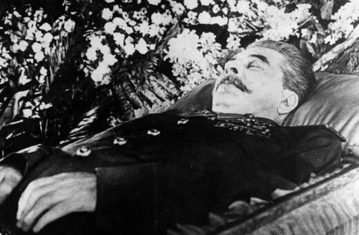 Πεσμένος αναίσθητος μέσα στα ούρα του και κανείς να μη τολμά να πλησιάσει: Οι τελευταιες ώρες του Στάλιν