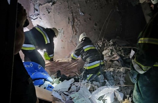 Ουκρανία: Πύραυλος έπληξε 9ώροφη πολυκατοικία- Τουλάχιστον 14 νεκροί και 30 τραυματίες