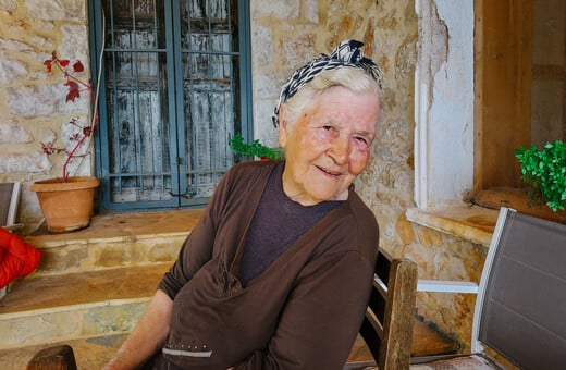 Ερμιόνη Μπρίγκου: Η γυναίκα που φροντίζει τους τάφους έξι Ελλήνων ηρώων που σκοτώθηκαν το 1941 