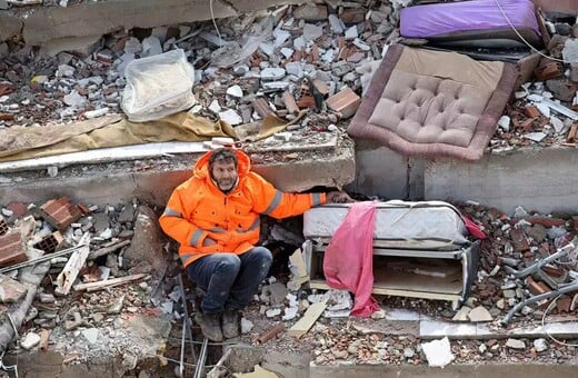«Δεν μπορούσα να αφήσω το χέρι της»: Ο Μεσούτ, που έγινε σύμβολο του φονικού σεισμού στην Τουρκία, αφηγείται την ιστορία του