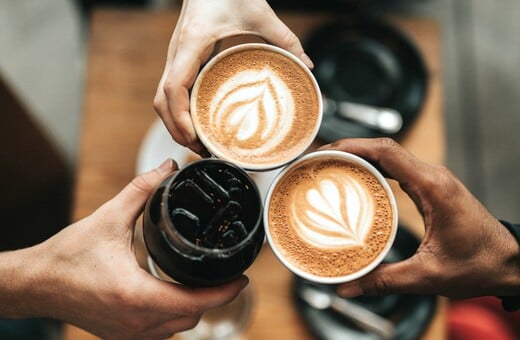 Έρευνα: Η ακρίβεια μειώνει την κατανάλωση καφέ εκτός σπιτιού