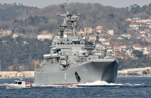 Η Ρωσία επιβεβαιώνει ζημιές σε πολεμικό πλοίο στη Μαύρη Θάλασσα