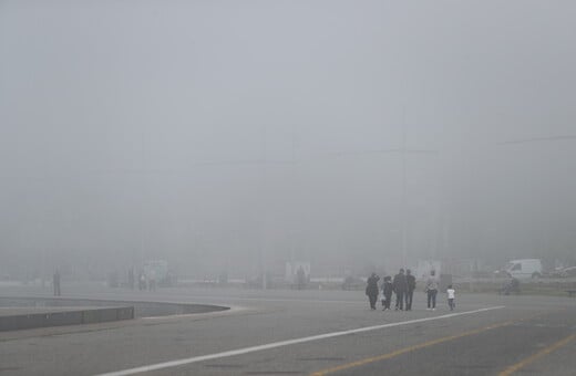 «Ορατότης μηδέν» στη Θεσσαλονίκη που είναι βυθισμένη στην ομίχλη και την αφρικανική σκόνη
