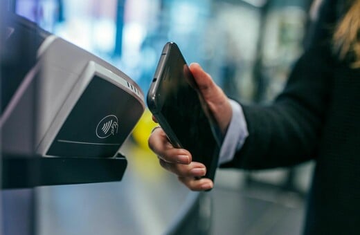 Χατζηδάκης: Μείωση στο 50% των χρεώσεων των τραπεζών στα POS - Πότε ανοίγει η πλατφόρμα για τις φορολογικές δηλώσεις