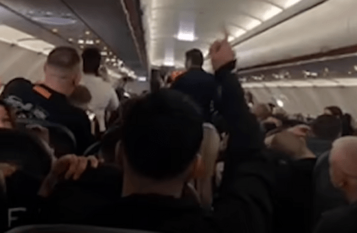 Αναγκαστική προσγείωση στο Ηράκλειο: Η στιγμή που κατεβάζουν από αεροσκάφος ζευγάρι που προκαλούσε προβλήματα