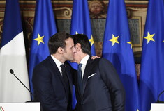 Κοροναϊός: Εναλλακτικές «χειραψίες» προτείνει ο ΠΟΥ -«Όχι» στα φιλιά, λέει ο Ελβετός υπ. Υγείας