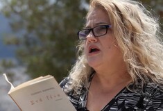 Αναγνώσεις: Η Ελένη Καστάνη διαβάζει ένα ποίημα του Γιάννη Βαρβέρη