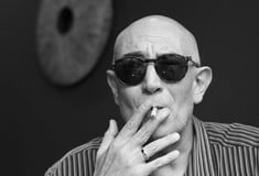 Ο Alan Bishop πιστεύει ότι οι καλλιτέχνες που δεν καπνίζουν είναι μέτριοι. Η Μερόπη Κοκκίνη βιντεογραφεί.