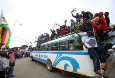 Χιλιάδες άνθρωποι ξεχύθηκαν στους δρόμους και γιορτάζουν την πτώση του Μουγκάμπε στη Ζιμπάμπουε