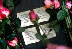 Η Γερμανία τίμησε την Καρολίνα Κον, την άγνωστη Εβραία που χάθηκε στο Ολοκαύτωμα και «βρέθηκε» χάρη στο μενταγιόν της