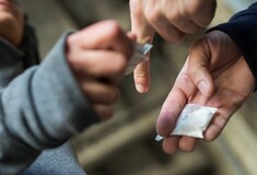 Κοκορέτσι και κρεμούλες - Tα συνθηματικά και οι διάλογοι για την κοκαΐνη στο Κολωνάκι