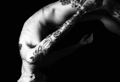 11 άντρες φωτογραφίζονται γυμνοί σε ένα αφιέρωμα στα τατουάζ [NSFW]