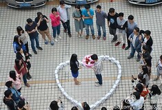 Κινέζος προγραμματιστής έκανε πρόταση γάμου με 99 iPhone 6