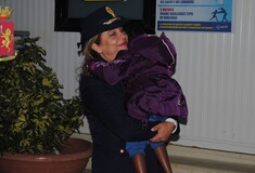 H απίστευτη περιπέτεια μιας 4χρονης που έχασε τη μητέρα της στο ταξίδι προς Ιταλία και την ξαναβρήκε από μια σύμπτωση