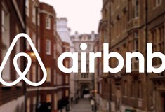 H Airbnb μόλις ανακοίνωσε πως όσοι δεν υπογράψουν τη νέα της δέσμευση κατά των διακρίσεων θα χάσουν το λογαριασμό τους