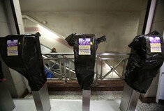 Απέκλεισαν σταθμούς του μετρό και κάλυψαν με μαύρες σακούλες τα ακυρωτικά μηχανήματα με αίτημα τις ελεύθερες μετακινήσεις.