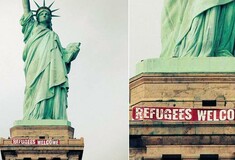 Το Άγαλμα της Ελευθερίας καλωσορίζει τους πρόσφυγες με πανό που τοποθέτησαν ακτιβιστές
