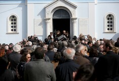 Πλήθος κόσμου στην κηδεία του Νίκου Κούνδουρου