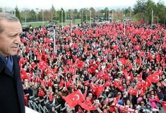 Χιλιάδες Τούρκοι επιφύλασσαν θριαμβευτική υποδοχή για τον Ερντογάν στην Άγκυρα