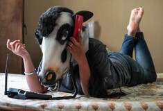 Γιατί γυναίκες στην Ινδία φωτογραφίζονται φορώντας μάσκα αγελάδας;