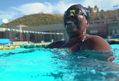 Αυτή η γυναίκα, αν και τυφλή και υπέρβαρη, αποφάσισε να βουτήξει στην πισίνα για να σώσει τη ζωή της