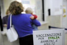 Χρηματικά πρόστιμα και αφαίρεση γονικής επιμέλειας για παιδιά που δεν εμβολιάζονται στην Ιταλία