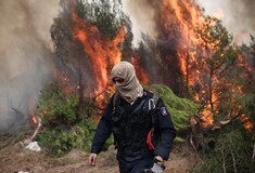 Εκτός ελέγχου η πυρκαγιά στον Κάλαμο: Βοήθεια από την ΕΕ ζητά η Ελλάδα