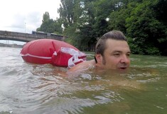 Αυτός ο άνδρας που ζει στο Μόναχο πάει στη δουλειά κολυμπώντας