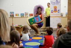 Οι drag queens διαβάζουν παραμύθια σε παιδιά