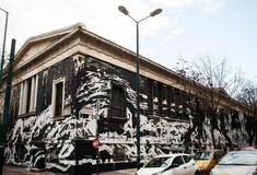 Σταμάτησε ο καθαρισμός του γκράφιτι στο Πολυτεχνείο