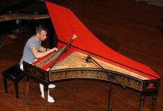 Η ιστορία του 23χρονου Χάρη που κατασκευάζει μπαρόκ μουσικά όργανα στην Αρχαία Ολυμπία