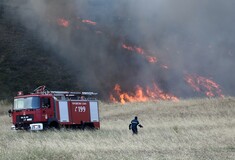 Ανεξέλεγκτη η πυρκαγιά στην Αττική - Σε κατάσταση έκτακτης ανάγκης Κάλαμος, Καπανδρίτι και Βαρνάβας (upd)