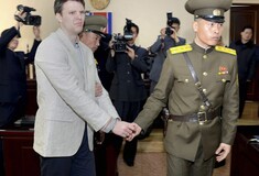 Επέστρεψε στις ΗΠΑ ο Αμερικανός φοιτητής που απελευθέρωσε η Βόρεια Κορέα