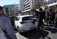 Ταξιτζήδες επιτέθηκαν με κλωτσιές σε αυτοκίνητο της Uber στο κέντρο της Αθήνας