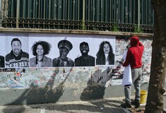 Γιατί γέμισε η Αθήνα με ασπρόμαυρες αφίσες ανθρώπων από όλο τον κόσμο;
