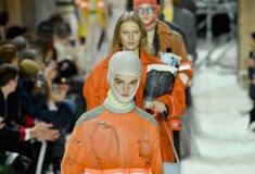 Πασαρέλα γεμάτη ποπ κορν, αποθέωση και δεκάδες διάσημοι στην επίδειξη του Raf Simons για τον Calvin Klein