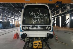 Γέμισαν με συνθήματα και γκράφιτι τα βαγόνια του Μετρό Θεσσαλονίκης