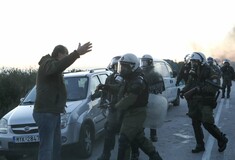 Βίαια επεισόδια στη Λέσβο: Τραυματίστηκαν δέκα πολίτες και 43 αστυνομικοί