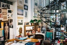 Στο πιο μποέμικο βιβλιοπωλείο της Αθήνας, τον Φωταγωγό της Τζούλιας Τσιακίρη