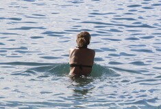 Κρήτη: Έβγαλαν χειμερινή κολυμβήτρια από τη θάλασσα και της έκοψαν πρόστιμο 150€