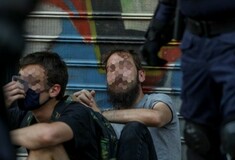 Stand up κωμικοί καταγγέλλουν τον ξυλοδαρμό των Αλέξανδρου Τιτκώβ - Θ.Λάλλου κατά τη σύλληψη τους από αστυνομικούς