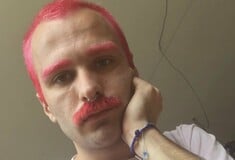Εξάρχεια: Ο ΛΟΑΤΚΙ ακτιβιστής Ηλίας Γκιώνης καταγγέλλει αναίτια σύλληψή του από ομοφοβικούς αστυνομικούς που τον χλεύαζαν