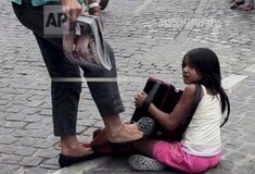 Γυναίκα κλωτσάει κοριτσάκι στον πεζόδρομο της Ακρόπολης