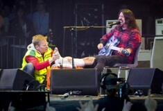 Ο Dave Grohl έσπασε το πόδι του πάνω στην σκηνή