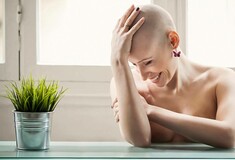 Mια παρέα γυναικών που διαγνώστηκαν με καρκίνο αποφάσισαν να τον αποδεχτούν και να τον γλεντήσουν
